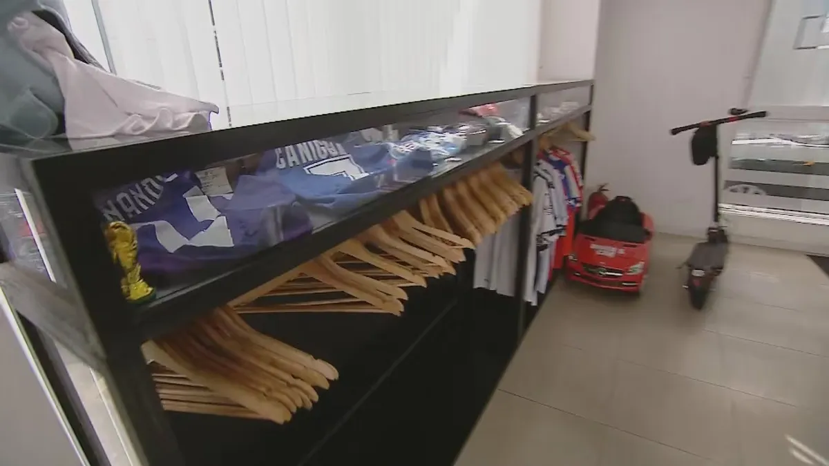 Seg&uacute;n el due&ntilde;o de la concesionaria, los delincuentes se llevaron entre 100 y 150 camisetas de f&uacute;tbol firmadas.