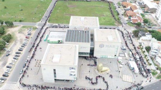 Una extensa cola de más de 15.000 personas en Mar del Plata para buscar trabajo