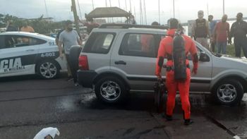 Misiones: un pescador ingresó al río Paraná con su lancha, sintió un golpe y era una camioneta sumergida con un cadáver adentro