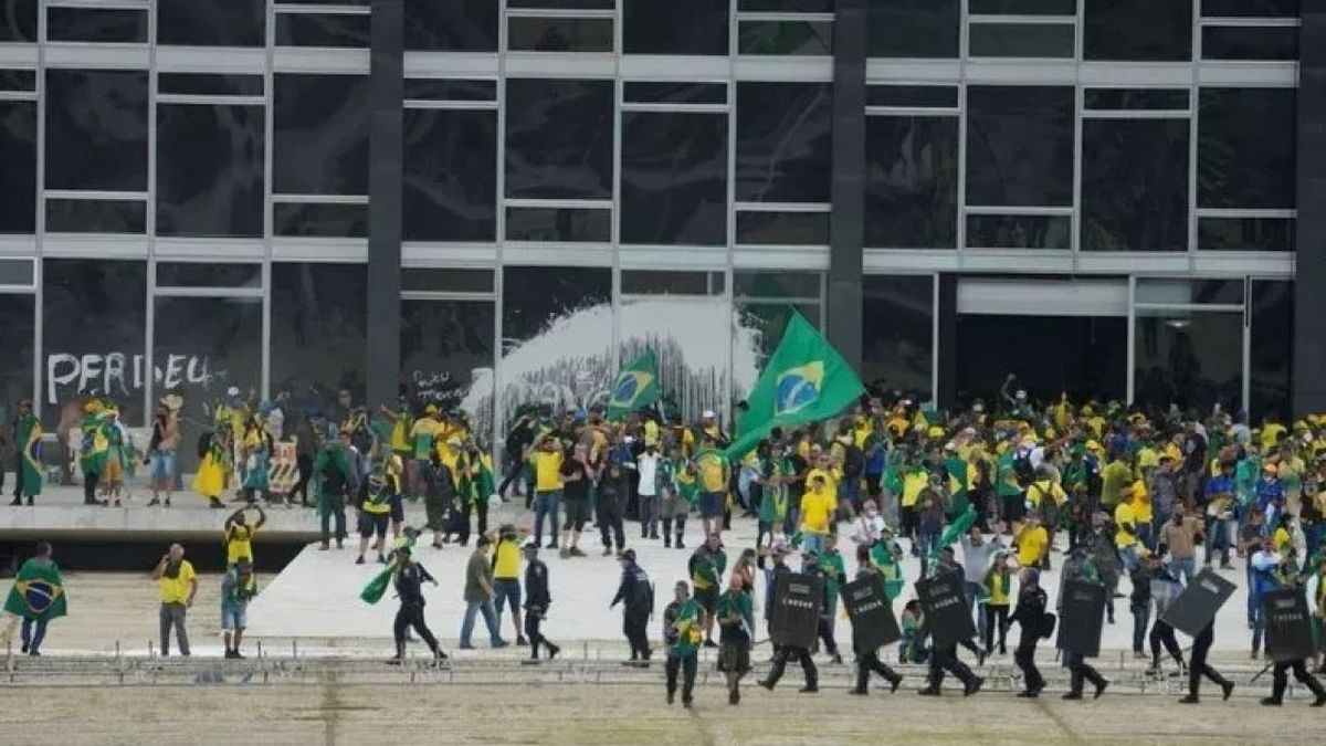 Manifestantes extremistas pro Bolsonaro tomaron el Planalto