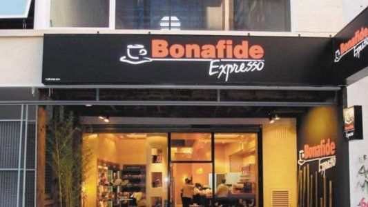 Entraron a robar a un bar, un policía tomaba un café: un ladrón muerto y otro herido