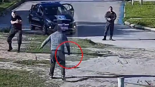 Video | Utilizaron un arma no letal para detener a un hombre que amenazaba a los vecinos con un cuchillo