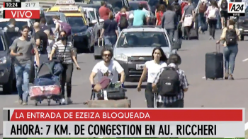 Ezeiza bloqueada por una protesta: los pasajeros deben caminar más de siete cuadras con su equipaje