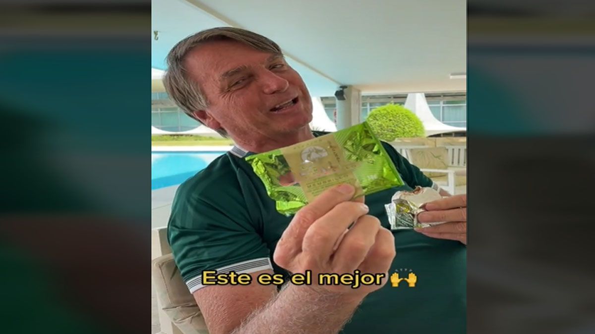 El presidente Jair Bolsonaro muestra a la cámara del influencer argentino su alfajor preferido (Foto: Tik Tok de Giovanni Larosa)