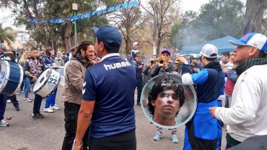 ¡El Bosque es una fiesta! Veinte mil personas en la presentación de Maradona como DT de Gimnasia