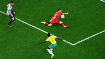 El Dibu Martínez tapa una pelota increíble sobre el final del partido. (Foto: Reuters) El Dibu Martínez tapa una pelota increíble sobre el final del partido. (Foto: Reuters)