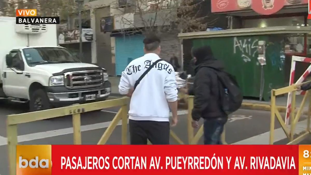 : los pasajeros del Tren Sarmiento cortan con vallas Av. Pueyrredón y Av. Rivadavia. (Foto: captura de video)