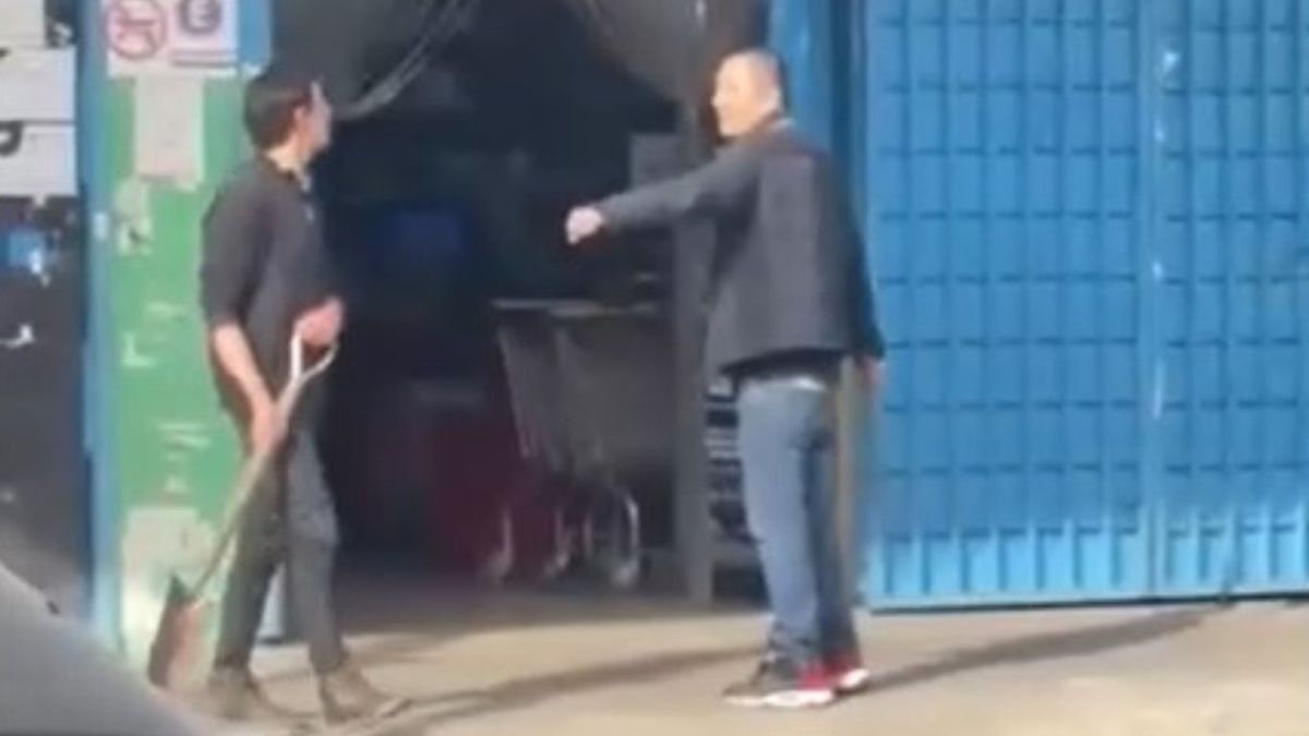 Relato salvaje: la pelea a palazos en un supermercado chino por una botella de agua mineral. (Foto: captura de video)