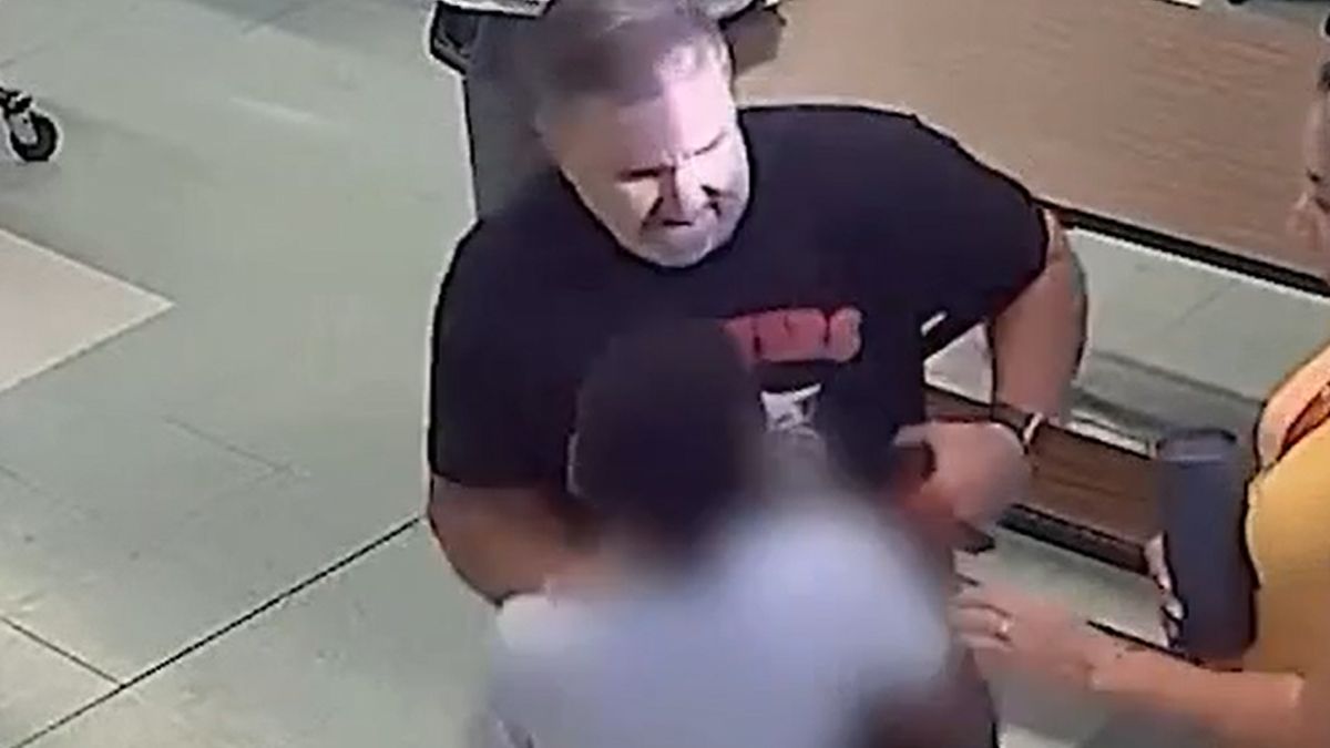 Video: Director de escuela empujó a un niño autista, renunció al cargo y lo tomaron en otro colegio