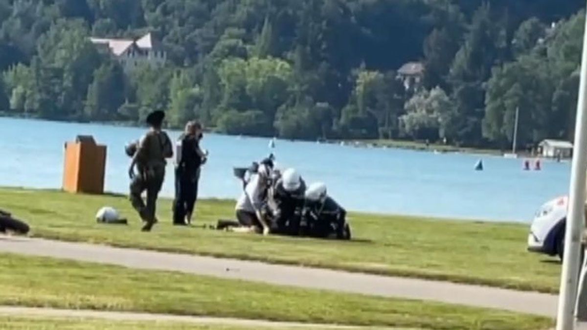 Equipos de emergencia asisten a uno de los ni&ntilde;os acuchillados en un parque de la ciudad francesa de Annecy. (foto: Gentilieza Sky News) visibility&nbsp;edit&nbsp;