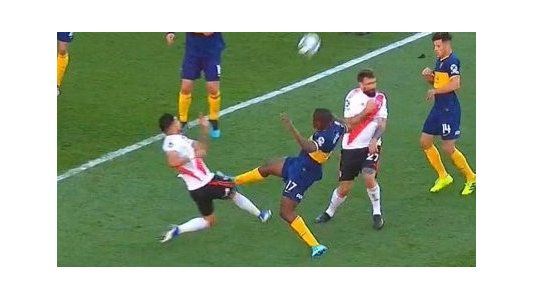 ¿No era roja? La primera polémica del Superclásico: el planchazo de Hurtado a Paulo Díaz