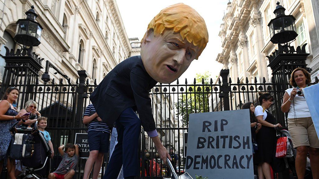 ¿Cómo frenar a Boris Johnson con el Parlamento Británico cerrado?