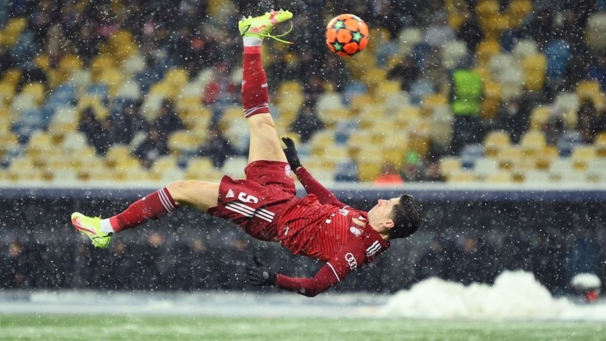 Lewandoski y una pirueta perfecta en la Champions League.