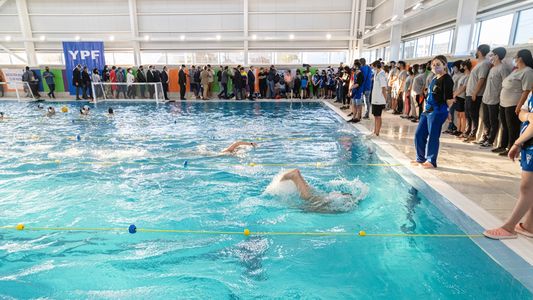 Polémica en Chubut: una pileta municipal prohibió que las mujeres usen malla blanca