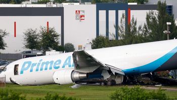 un avion se estrello en el aeropuerto de miami: se suspendieron los vuelos y hay heridos