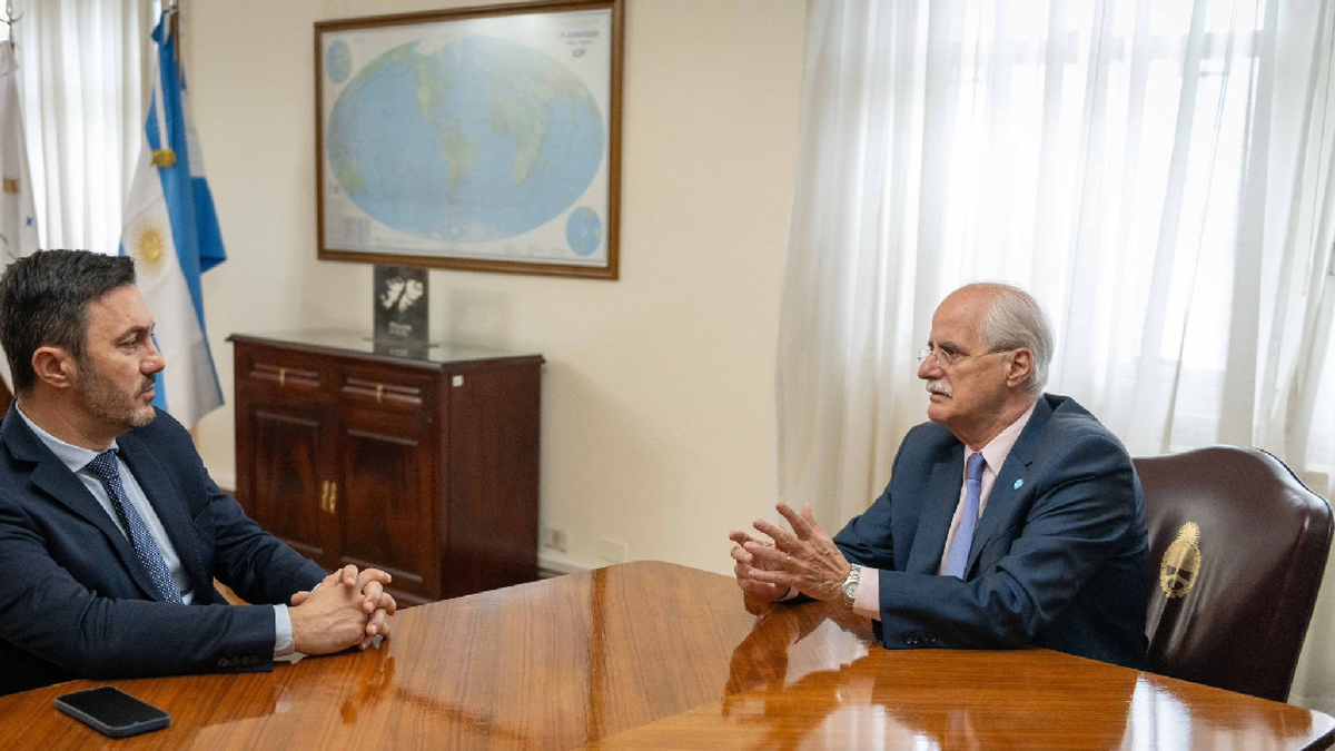 &nbsp;Jorge Taiana se reunió con el futuro ministro Petri para iniciar la transición en la cartera de Defensa. (Foto: X)