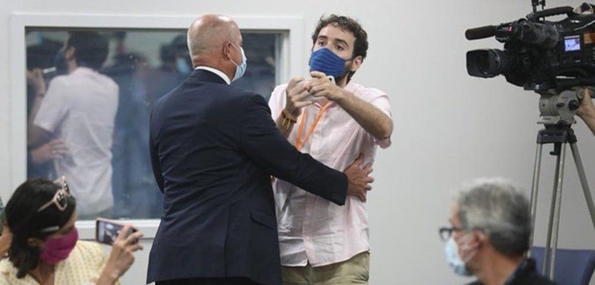 Habló el joven argentino que increpó al gobernador de Florida: No tiene plan, es un desastre