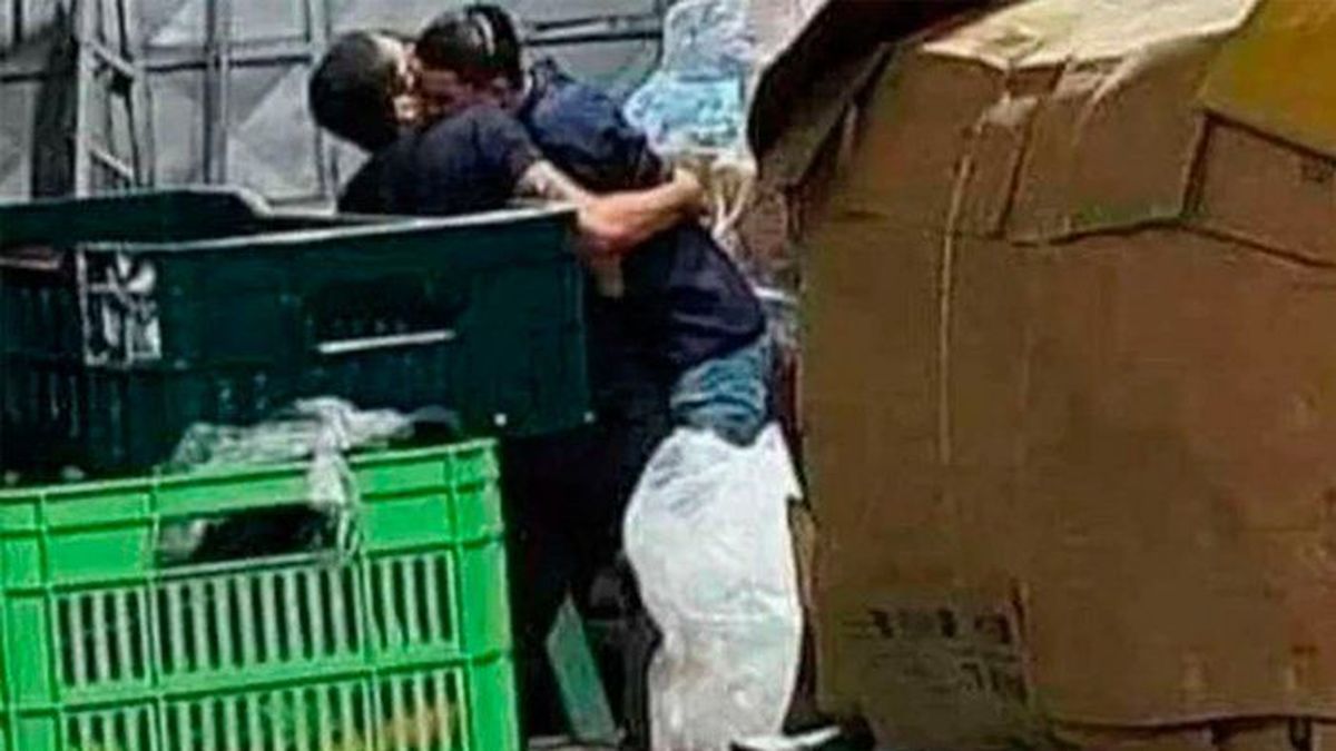 Infidelidad: fue a visitar a su marido en el trabajo, lo encontró besándose con otro y lo escrachó en las redes