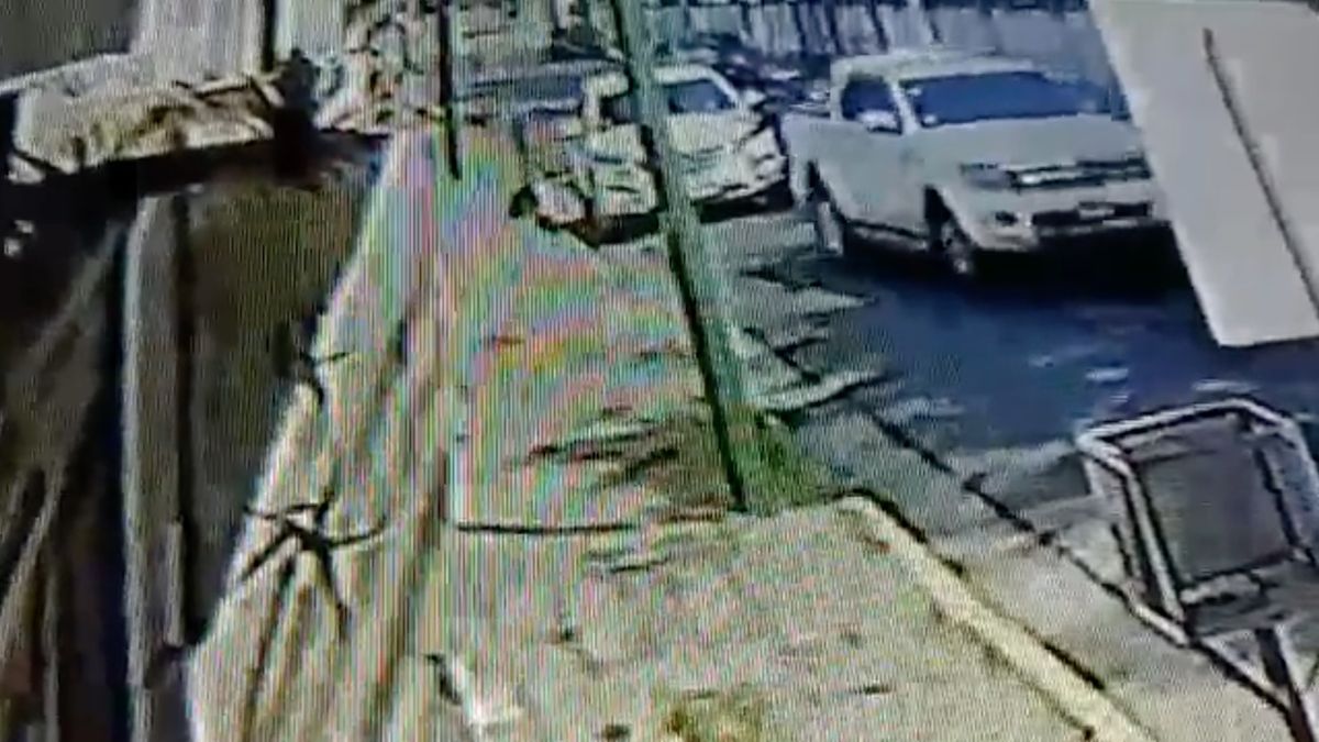 El momento previo al choque de la camioneta de la víctima contra la de los ladrones (Foto: captura de video).