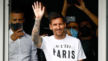 Messi llegó a París y saludó feliz a los fanáticos del PSG