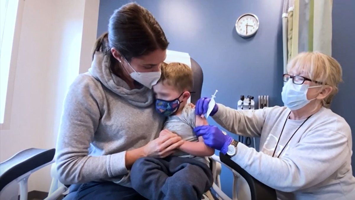 La FDA aprueba la vacuna de Pfizer para niños entre 6 meses y 5 años (Foto: AP)