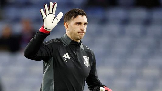 Alarma en la Selección Argentina: Dibu Martínez salió lesionado en Aston Villa y ¿se pierde la próxima fecha FIFA?