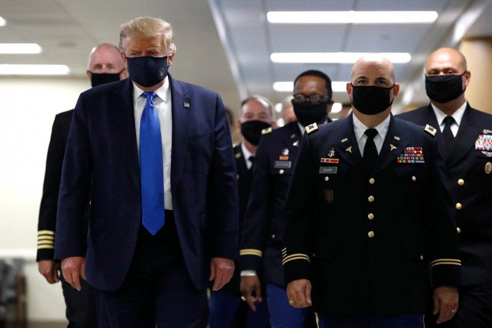 Por primera vez, Trump uso un tapabocas en una actividad oficial durante la visita a un hospital militar