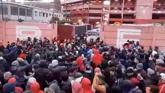 Independiente, en llamas: corridas, enfrentamientos con la policía y gas pimienta en el estadio