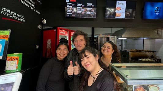 Javier Milei visitó el local de empanadas donde se refugió el youtuber que fue agredido en el Congreso