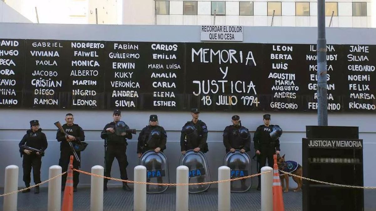 Acto por el 30° aniversario del atentado a la AMIA: cortes de calles y desvíos de varias líneas de colectivos