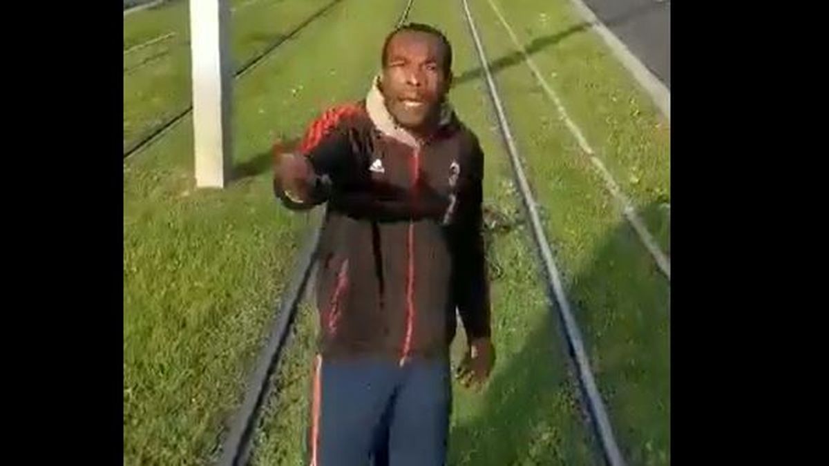 Iba con su bicicleta por las vías y se enojó con el chofer del tren que frenó para no pisarlo