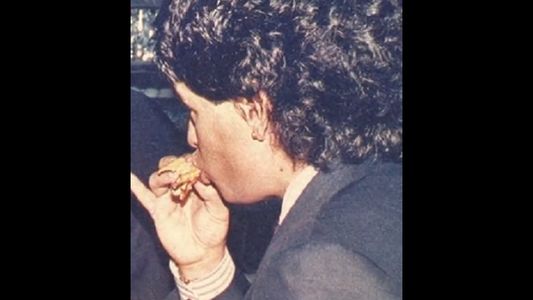 Increíble: se tatuó a Diego Maradona comiendo pizza en Las Cuartetas el día de su casamiento