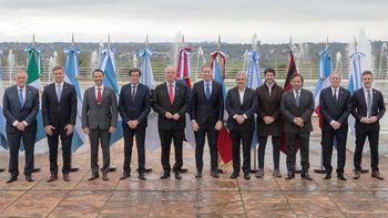 Los gobernadores de las 10 provincias del norte grande, en Posadas con Diego Santilli (Foto: Presidencia).