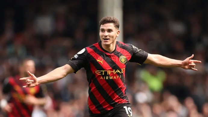 El golazo de Julián Álvarez para darle la victoria y la punta a Manchester City