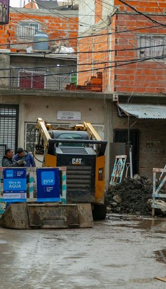 Comenzaron las obras de AySA para llevar agua potable a 75.500 personas del Barrio 21-24 en CABA