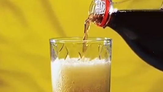 Mostró el truco definitivo para que la gaseosa no se quede sin gas cuando la abrís