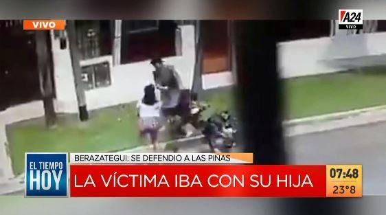 Así se defendía la víctima junto a su hija de la inseguridad en el centro de Berazategui. (Captura de Tv)