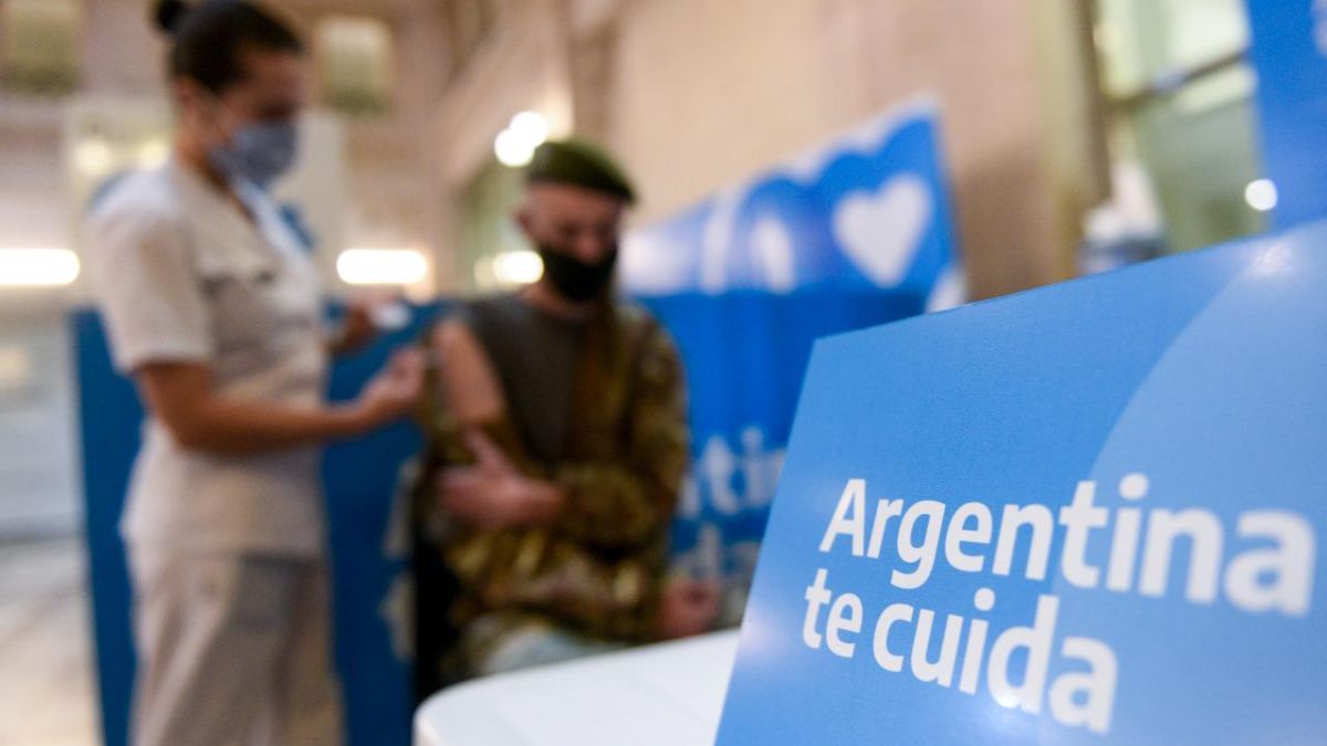 Un trabajador de las fuerzas de seguridad es vacunado contra el COVID-19 (Foto: Presidencia)