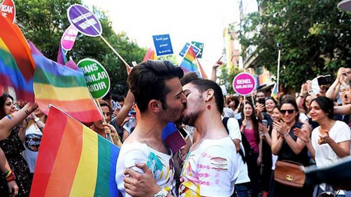 La marcha del orgullo es "un movimiento de reclamos, contestatario, que da el orgullo como respuesta política a la vergùenza social que se imponía por ser gays, lesbianas, travestis, transexuales y bisexuales", dice Marcelo Sunthein, vicepresidente de la Comunidad Homosexual Argentina (CHA).