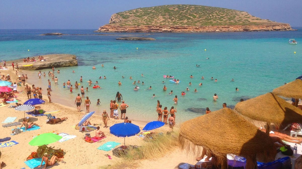 Ibiza, en las Baleares, uno de los destinos preferidos de los británicos, ahora en alerta por el dengue (Foto: gentileza Diario de Ibiza).