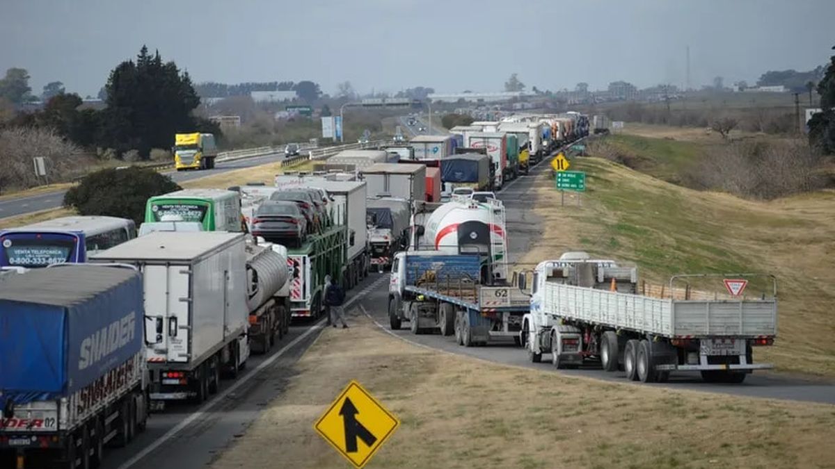 Ante los reclamos por la falta de gasoil, el Gobierno se reúne con transportistas para ponerle fin al paro (Foto: Twitter).