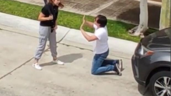 Descubrió a su esposo con otra mujer y tuvo un final de película con un bate de béisbol