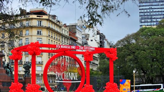 Los monumentos más icónicos de la Ciudad de Buenos Aires se tiñeron de rojo