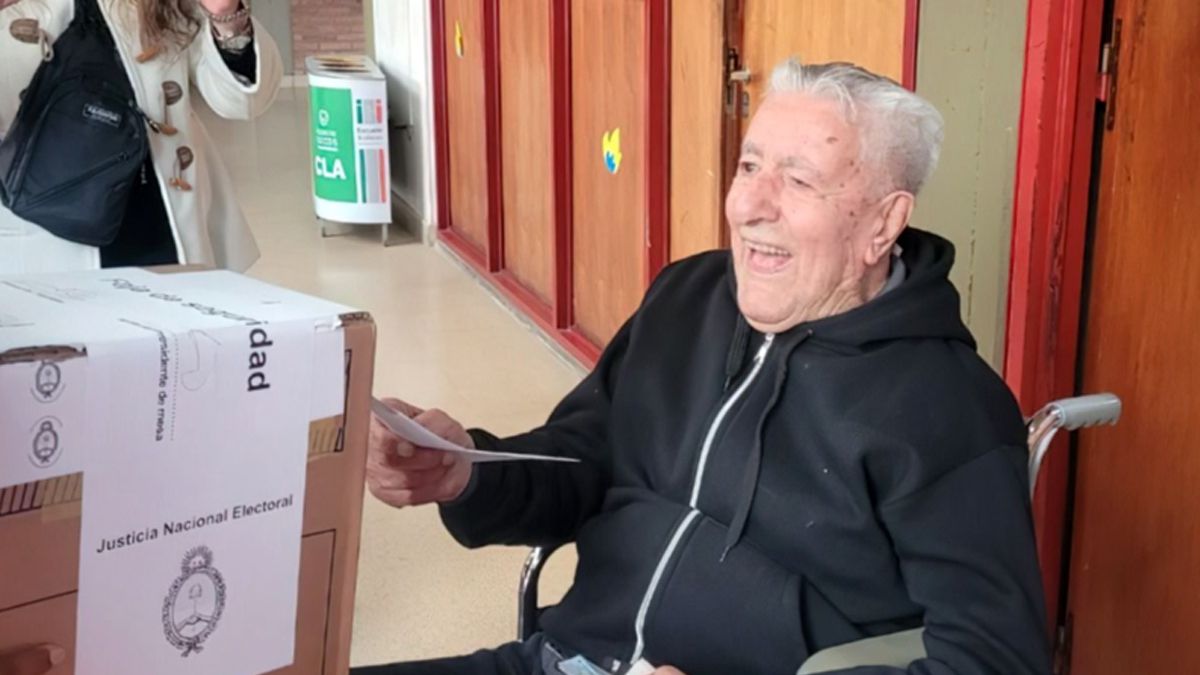 Un hombre de 102 años votó en un colegio de La Plata. (Foto: 0221)
