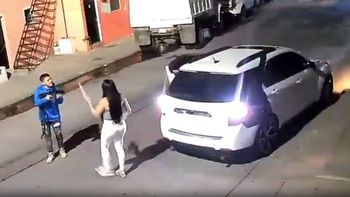 El momento en que la expareja apunta a la mujer con una ametralladora para asesinarla. (Foto: Captura de TV)
