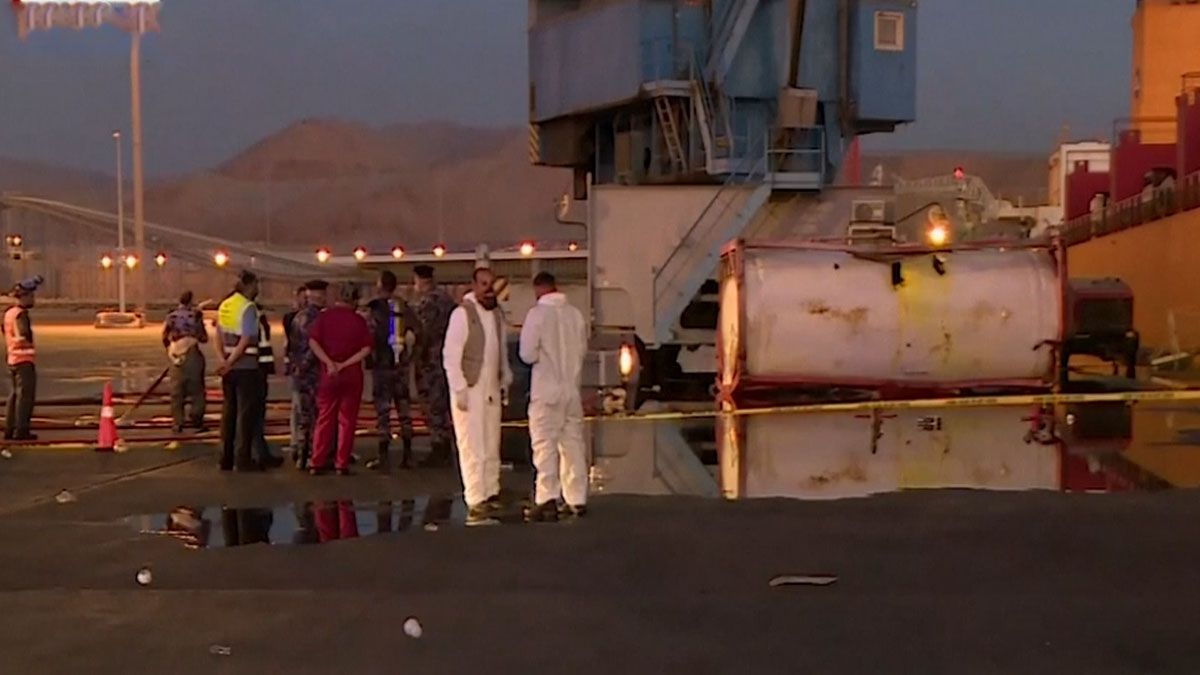 Los grupos de seguridad inspeccionan el área afectada en el puerto (Foto: AP)