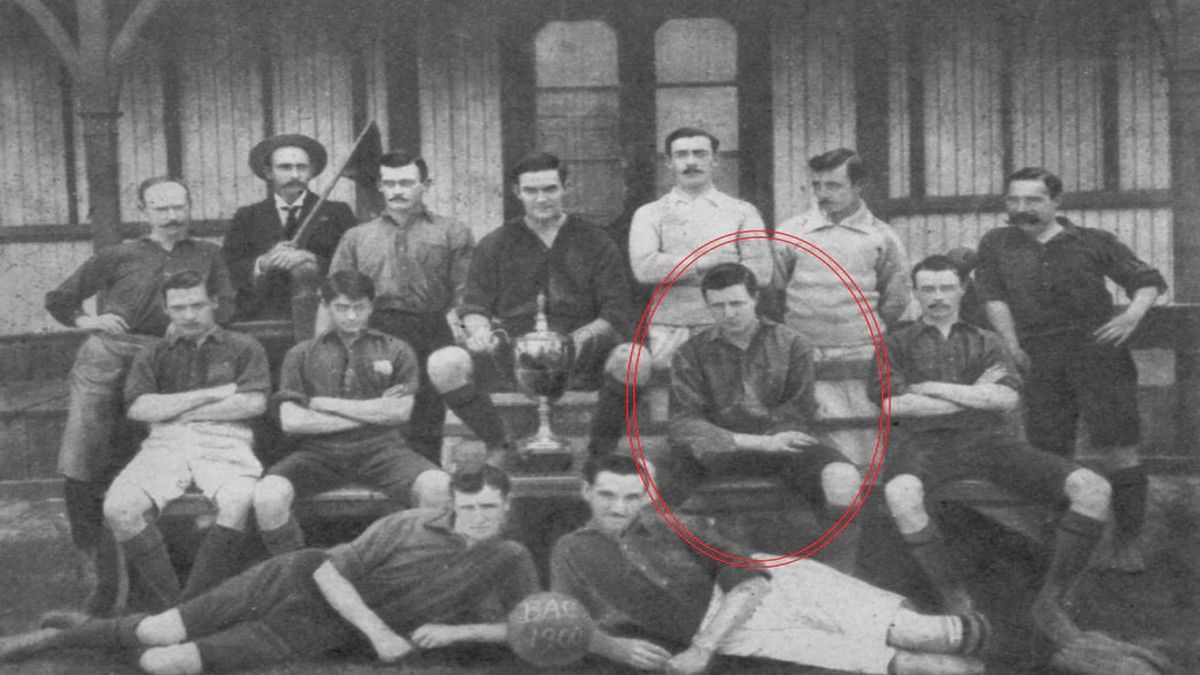Winston Coe y el equipo del Athletic Club Barracas en 1906. 