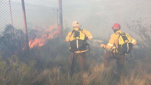 Incendios en Mendoza: explotaron más de 50 autos en la playa San Agustín