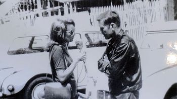 Magdalena Ruiz Guiñazú, en una nota con el Padre Mugica.