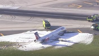 Video: un avión de Red Air se incendió en un aterrizaje forzoso en el aeropuerto de Miami